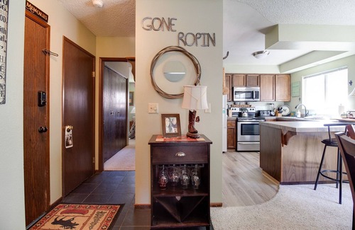 Sisters Condo | Fourth Sisters Hideaway Condo 2 bdrm 2 bath fireplace, clubhouse, pool & spa