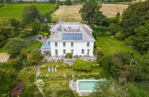 Lanreath Apartment | Fowey Apartment With Outdoor Pool And Gardens In Historic Mansion House