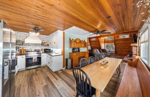 Idyllwild Cabin | Fox Den Lodge: Your Cozy Mountain Haven w/game room & Spa