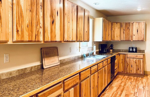 Island Park House | 🦊 Fox Den ~ New to VRBO ~ Wifi ~ Close to Yellowstone ~ Cabin in the pines of Island Park.