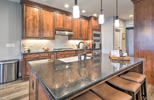 Fox Island House | Fox Island Villa with Hot Tub, Walk to the Pier!