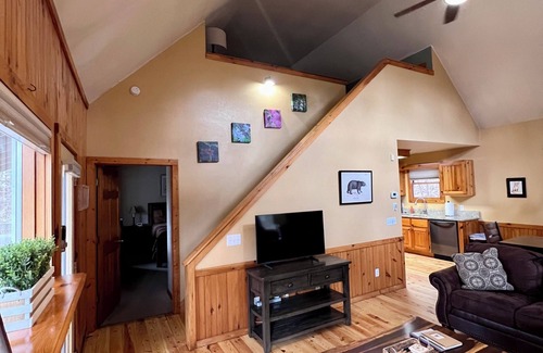 Gatlinburg Cabin | Fox's Den. Convenient to Gatlinburg and RTSW. Clean and Cozy, 2 bd 2 ba sleeps 6