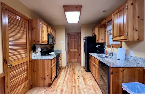 Gatlinburg Cabin | Fox's Den. Convenient to Gatlinburg and RTSW. Clean and Cozy, 2 bd 2 ba sleeps 6