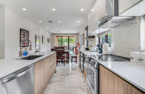 Croissant Park House | Fox Sonata Downtown Pool House