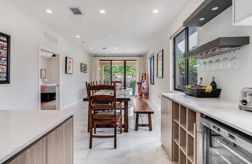 Croissant Park House | Fox Sonata Downtown Pool House
