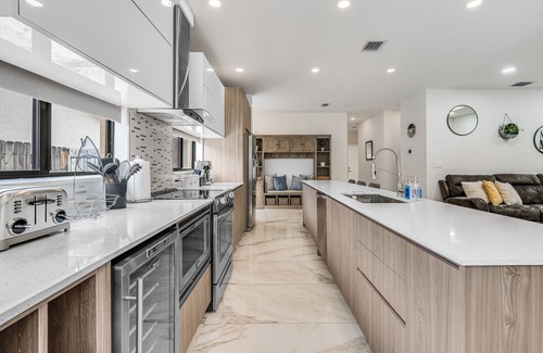 Croissant Park House | Fox Sonata Downtown Pool House