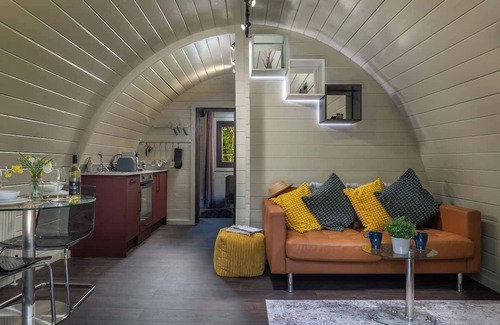 Malmesbury Cabin | Foxes Den | Hot Tub Stay in the Cotswolds