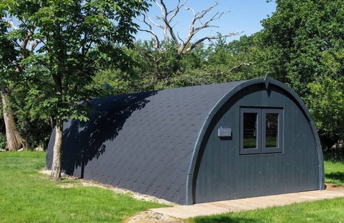 Malmesbury Cabin | Foxes Den | Hot Tub Stay in the Cotswolds