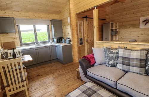 North Bitchburn Cottage | FOXES DEN, pet friendly, with hot tub in Staindrop