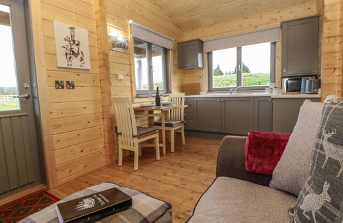 North Bitchburn Cottage | FOXES DEN, pet friendly, with hot tub in Staindrop