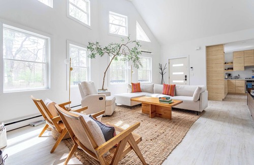 Glen Spey House | Foxglove Chalet: Bright & Stylish Nature Escape | Near Barryville