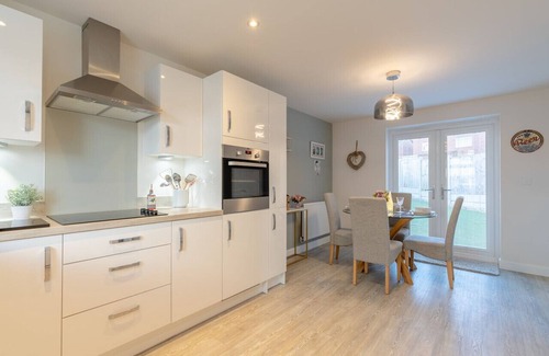 Longridge House | Foxglove Haven | 3-Bed Detached | Large Garden |Drive