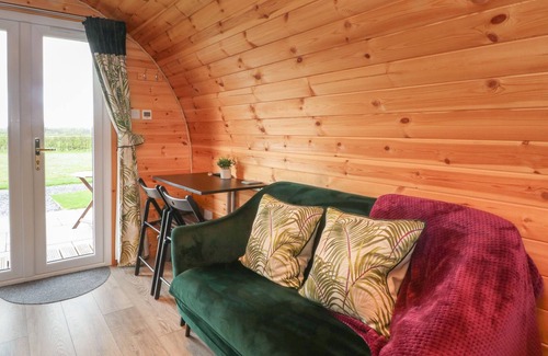 Overton-on-dee Cottage | FOXGLOVE, romantic, with a garden in Malpas