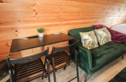 Overton-on-dee Cottage | FOXGLOVE, romantic, with a garden in Malpas