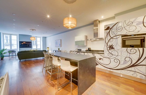 Bordeaux Golden Triangle Apartment | 90 m² Apartment ∙ 1 bedroom ∙ 2 guests