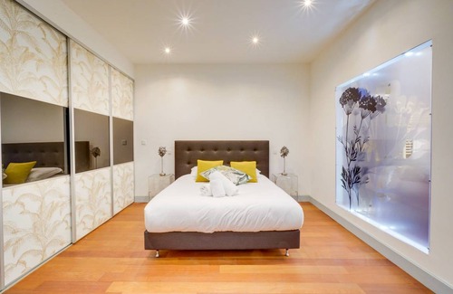 Bordeaux Golden Triangle Apartment | 90 m² Apartment ∙ 1 bedroom ∙ 2 guests