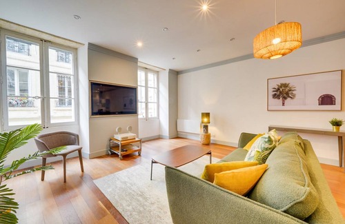 Bordeaux Golden Triangle Apartment | 90 m² Apartment ∙ 1 bedroom ∙ 2 guests