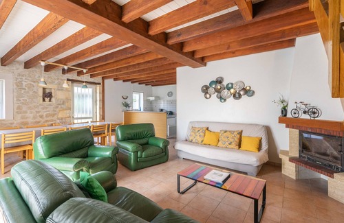 La Gripperie-Saint-Symphorien House | Cottage 'Gite Oléron Piscine Intérieure' with Shared Garden and Wi-Fi