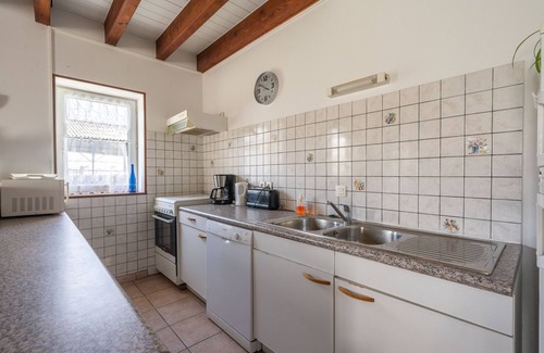 La Gripperie-Saint-Symphorien House | Cottage 'Gite Oléron Piscine Intérieure' with Shared Garden and Wi-Fi