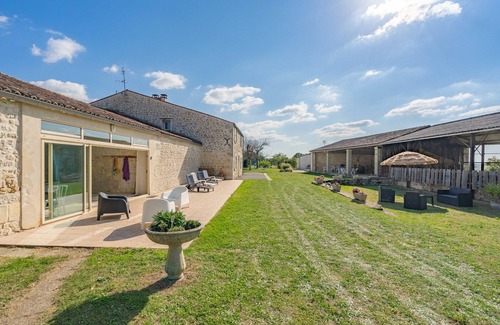 La Gripperie-Saint-Symphorien House | Cottage 'Gite Oléron Piscine Intérieure' with Shared Garden and Wi-Fi