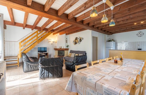 La Gripperie-Saint-Symphorien House | Cottage 'Grands Gites 16 Personnes' with Private Terrace, Private Garden and Wi-Fi