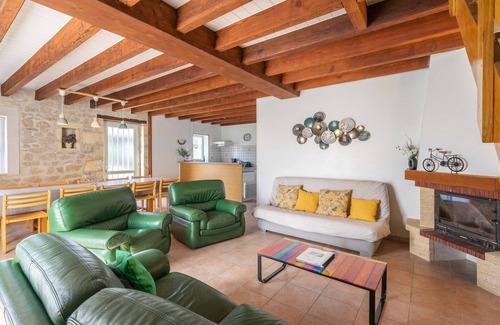 La Gripperie-Saint-Symphorien House | Cottage 'Grands Gites 16 Personnes' with Private Terrace, Private Garden and Wi-Fi