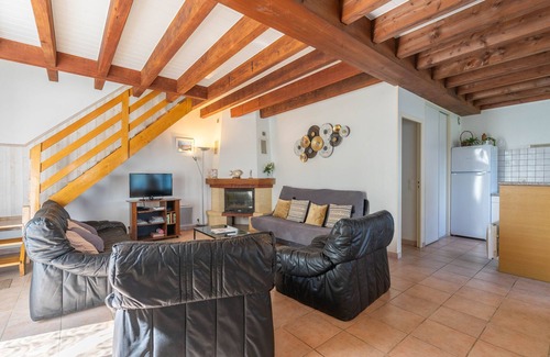 La Gripperie-Saint-Symphorien House | Cottage 'Gite Aix Piscine Intérieure' with Shared Garden and Wi-Fi