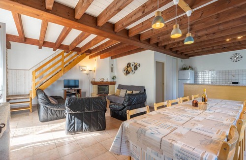 La Gripperie-Saint-Symphorien House | Cottage 'Gite Aix Piscine Intérieure' with Shared Garden and Wi-Fi