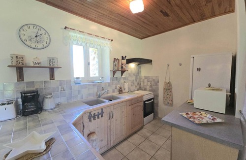 Saint-Amand-de-Belves Cottage | Family cottage with pool, air conditioning, pet-friendly near Belvès