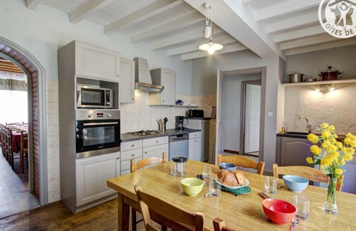 Saint-Didier-sur-Rochefort Cottage | 200 m² Cabin ∙ 6 bedrooms ∙ 12 guests