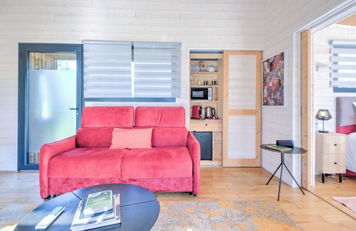 Saint-Felix-de-Reillac-et-Mortemart Cottage | Bungalow 'Lodge Grand Air' with Private Terrace, Wi-Fi and Air Conditioning