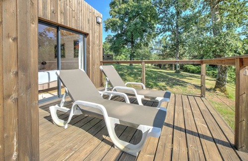 Saint-Felix-de-Reillac-et-Mortemart Cottage | Bungalow 'Lodge Grand Air' with Private Terrace, Wi-Fi and Air Conditioning