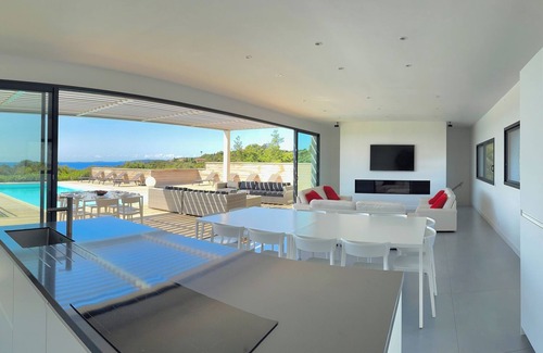 Cirendinu House | LONGAHOUSES : Heated swimming pool, Panoramic view of the sea and Sardinia