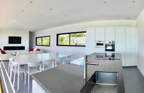 Cirendinu House | LONGAHOUSES : Heated swimming pool, Panoramic view of the sea and Sardinia