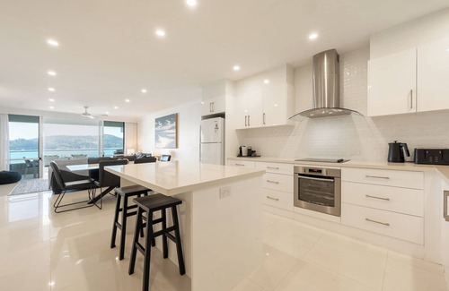 Hamilton Island Apartment | Frangipani Lodge 207, Beachfront Apartment on Hamilton Island