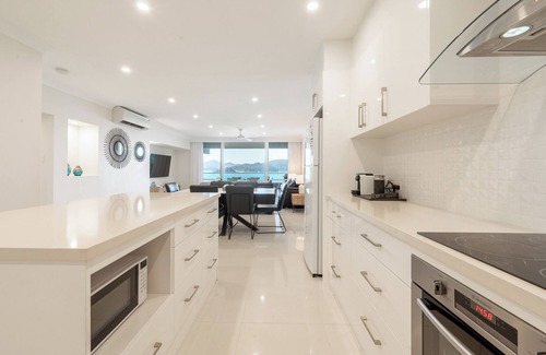 Hamilton Island Apartment | Frangipani Lodge 207, Beachfront Apartment on Hamilton Island