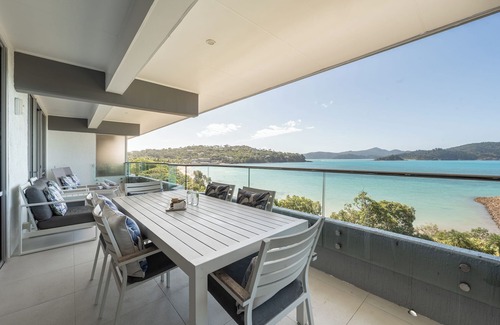 Hamilton Island Apartment | Frangipani Lodge 207, Beachfront Apartment on Hamilton Island