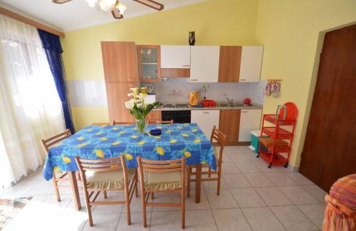 Artatore Apartment | Franka 1 Apartment with terrace near the Beach, Artatore Mali Lošinj