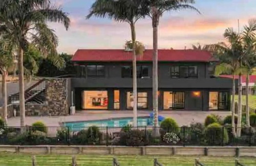 Clarks Beach Villa | franklin chapel