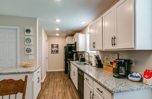 Clarksville House | Franklin Haven by Johnathan (1010 Franklin, #B)
