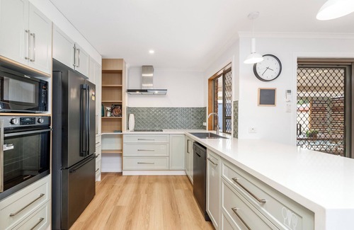 Kawungan House | Fraser Coast Modern Beach House 4BR – King Bed, Pool, WiFi Relax & Recharge