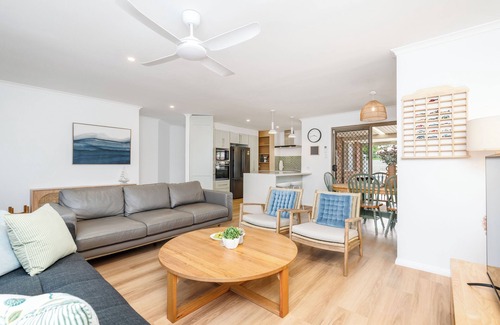 Kawungan House | Fraser Coast Modern Beach House 4BR – King Bed, Pool, WiFi Relax & Recharge