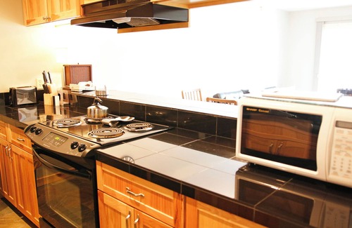 Fraser Condo | Fraser condo rental - 3 queens, full kitchen, private patio