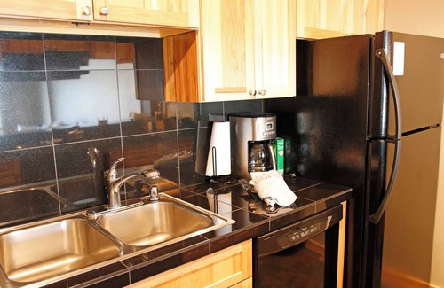 Fraser Condo | Fraser condo rental - 3 queens, full kitchen, private patio