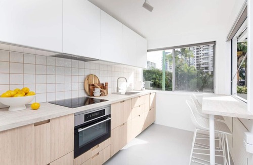 Surfers Paradise Apartment | Freddies - pet friendly! last minute discount!