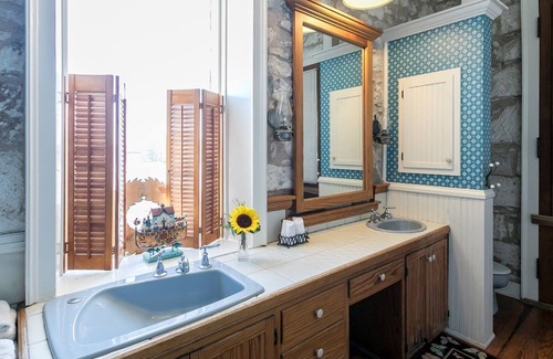 Fredericksburg Apartment | Fredericksburg Bakery Suite 3 | Terrific Location