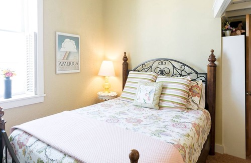 Fredericksburg Apartment | Fredericksburg Bakery Suite 3 | Terrific Location