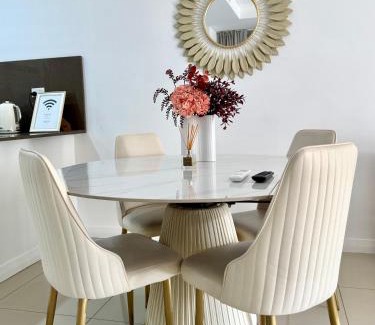 Mascot Apartment | Free AC,Wifi & Parking, Close Shopping and station