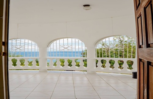 Sandy Bay House | FREE AIRPORT PICKUP AND DROP OFF FOR UP TO 6 PEOPLE! SLEEP UP TO 14 PEOPLE!