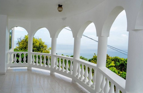 Sandy Bay House | FREE AIRPORT PICKUP AND DROP OFF FOR UP TO 6 PEOPLE! SLEEP UP TO 14 PEOPLE!